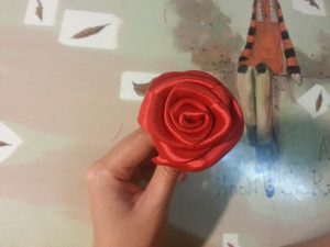 Làm hoa hồng từ ruy băng lụa - Bước 7